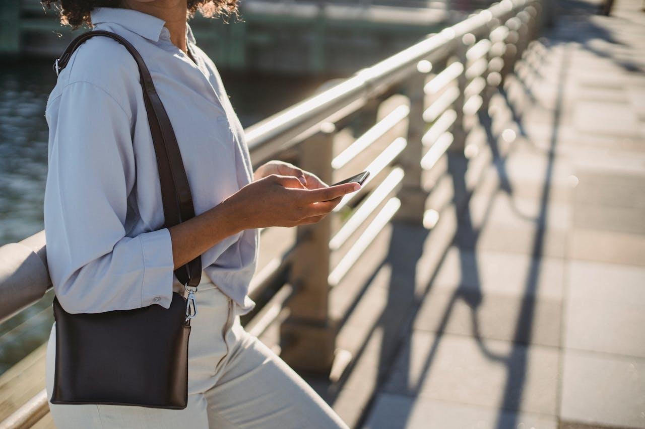 How to Choose the Right Shoulder Bag for Daily Use